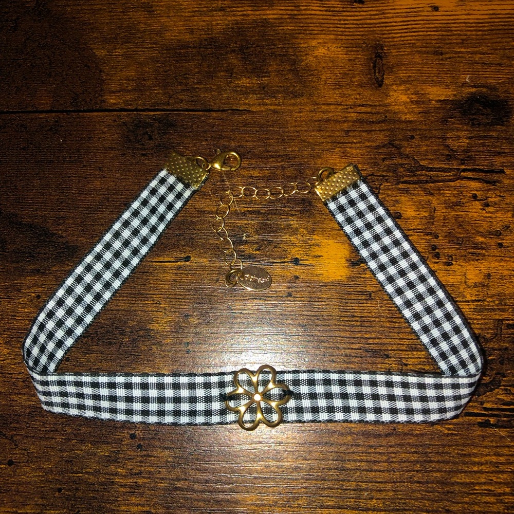 PATTERNED FLOWER CHOKER
